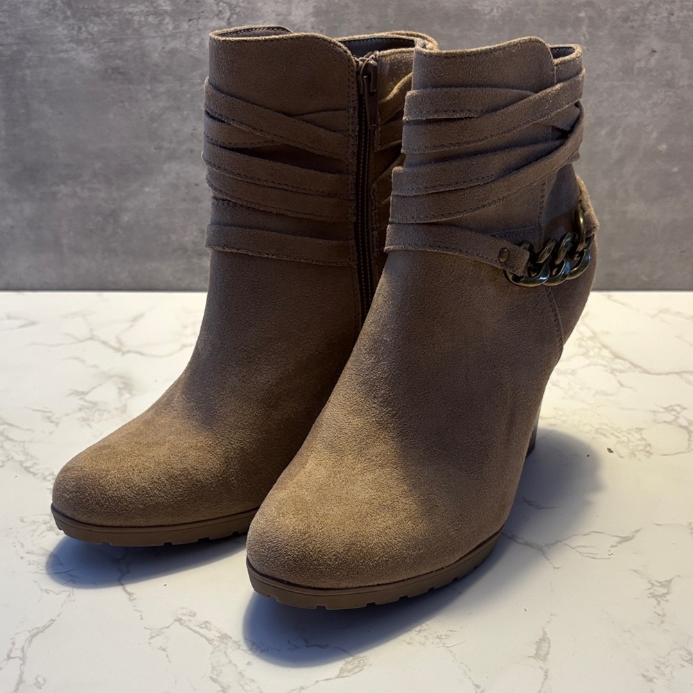 White Mountain NWOT light brown Ankle Booties with Chain Detail size 8.5